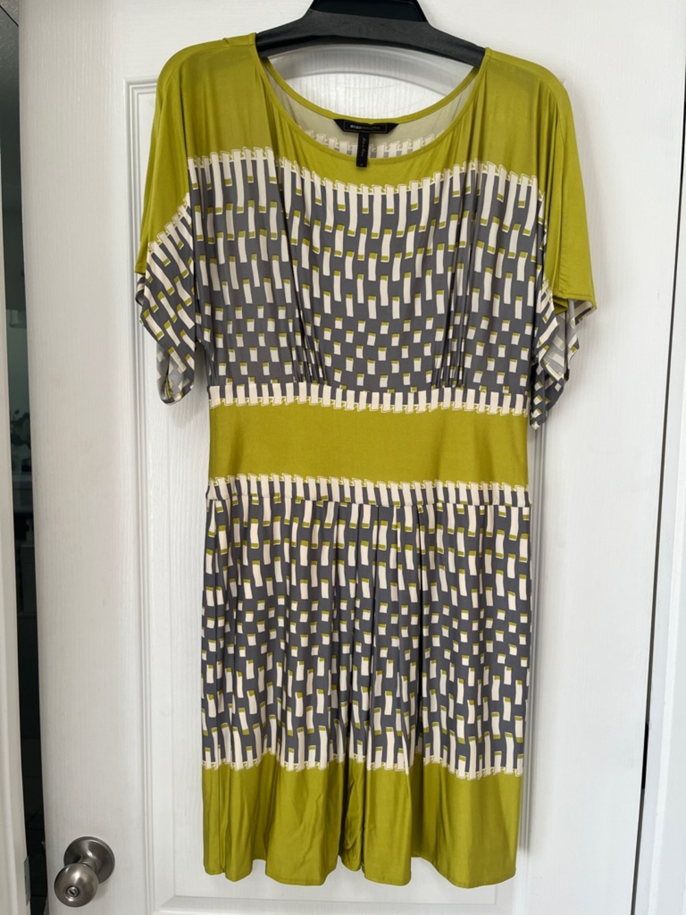 BCBGMaxAzria Scoop Neck Short Sleeve Dress in green and Gray Geometric, M